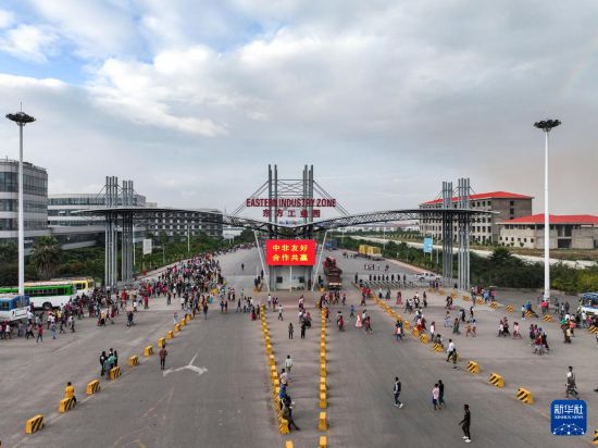 這是2023年11月3日在埃塞俄比亞杜凱姆市拍攝的東方工業(yè)園大門（無人機照片）。 新華社發(fā)（東方工業(yè)園供圖）