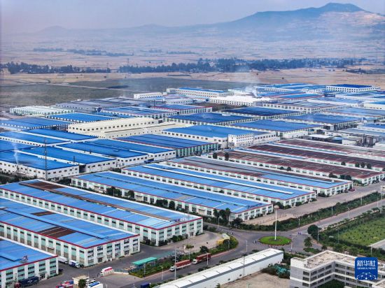 這是2023年11月3日在埃塞俄比亞杜凱姆市拍攝的東方工業(yè)園（無人機照片）。 新華社發(fā)（東方工業(yè)園供圖）