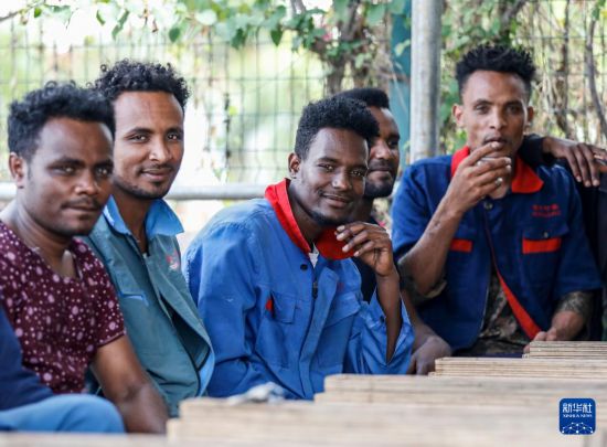 2024年2月16日，在埃塞俄比亞杜凱姆市的東方工業(yè)園，工人在工作間隙休息。 新華社記者 李亞輝 攝