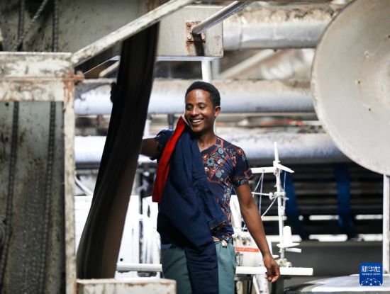 2024年2月16日，在埃塞俄比亞杜凱姆市的東方工業(yè)園，工人在東方紡織印染有限公司的車間內(nèi)工作。 新華社記者 李亞輝 攝