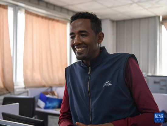 2024年2月16日，在埃塞俄比亞杜凱姆市的東方工業(yè)園，東方紡織印染有限公司經(jīng)理格圖·克貝貝接受新華社記者采訪。 新華社記者 李亞輝 攝