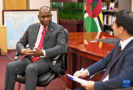 3月4日，多米尼克總理斯凱里特在首都羅索接受新華社記者專訪。新華社記者 趙凱 攝