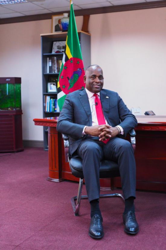 3月4日，多米尼克總理斯凱里特在首都羅索的總理辦公室接受新華社記者獨(dú)家專訪。新華社記者 趙凱 攝