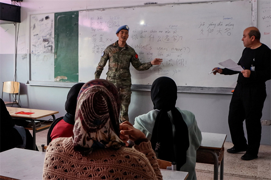 漢語班授課現(xiàn)場(chǎng)。瞿發(fā)統(tǒng)攝