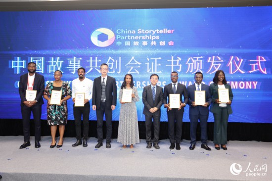 現(xiàn)場頒發(fā)證書。人民網(wǎng)記者 陳博攝