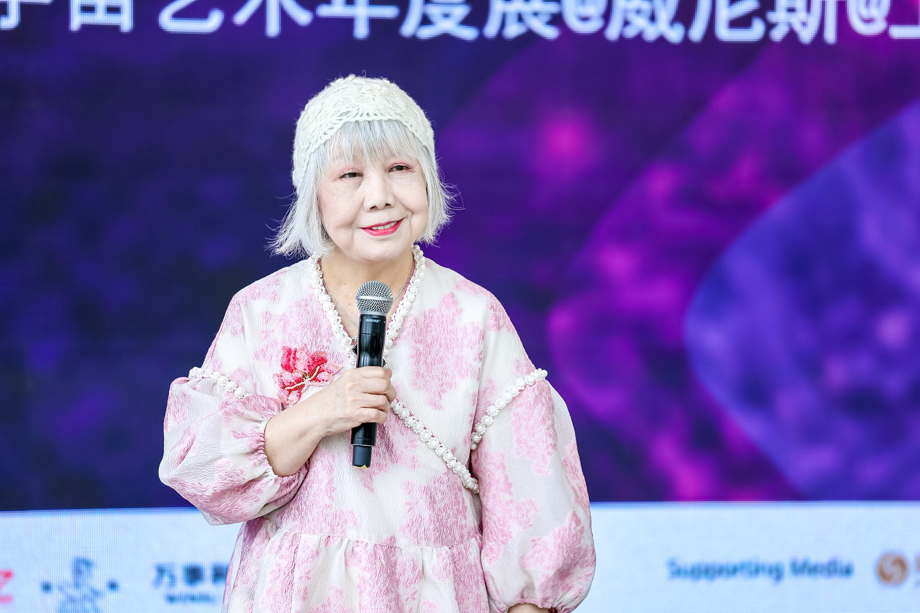 圖3：資深策展人、藝評家、臺北實(shí)踐大學(xué)教授陸蓉之致辭（圖片：鳳凰中心）