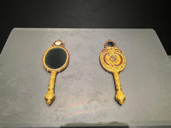 銅鍍金鑲表橢圓把鏡。新華社記者徐壯 攝