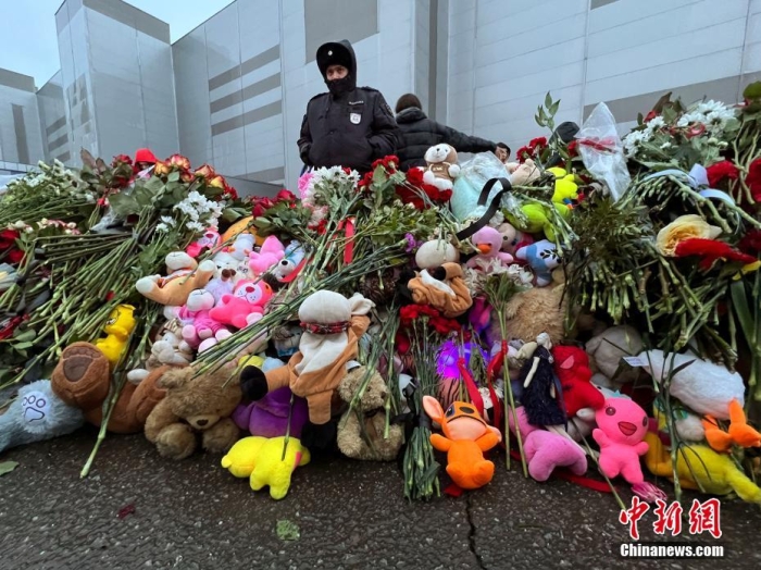 當(dāng)?shù)貢r(shí)間3月24日，俄羅斯全國(guó)哀悼日，悼念22日發(fā)生在莫斯科州克拉斯諾戈?duì)査箍耸小翱肆_庫(kù)斯城”音樂(lè)廳恐怖襲擊事件中的遇難者。此次恐襲已導(dǎo)致137人遇難，150多人受傷。圖為民眾在恐襲事件現(xiàn)場(chǎng)附近敬獻(xiàn)的鮮花和毛絨玩具。<a target='_blank' href='/'><p  align=