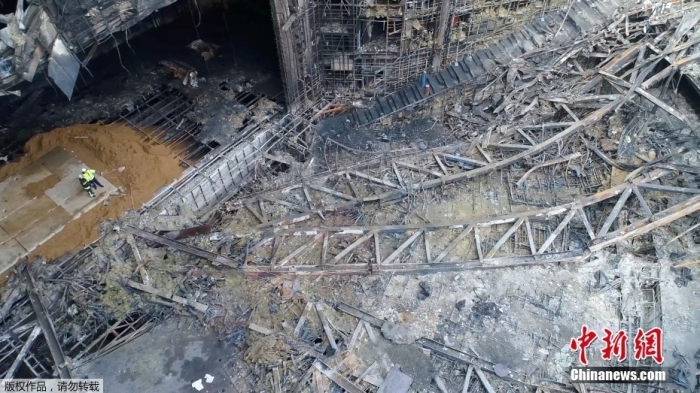 當?shù)貢r間2024年3月26日下午，據(jù)俄羅斯緊急情況部公布的消息，莫斯科州“克羅庫斯城”音樂廳恐怖襲擊事件的搜救工作已經(jīng)全部結(jié)束。據(jù)介紹，工作人員已完成現(xiàn)場滅火救援以及廢墟清理的工作。圖為發(fā)生恐怖襲擊事件后音樂廳內(nèi)部滿目瘡痍。（視頻截圖）