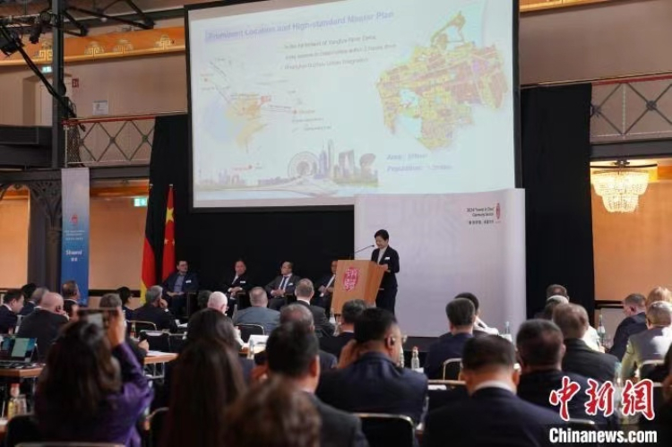 當(dāng)?shù)貢r(shí)間4月5日，由中國商務(wù)部主辦的“投資中國”德國專場推介活動(dòng)在斯圖加特市舉行。中新社記者 馬秀秀 攝