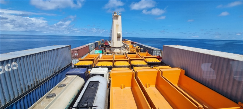 中蘇海運直航貨輪在海上行駛。中國駐蘇里南大使館供圖