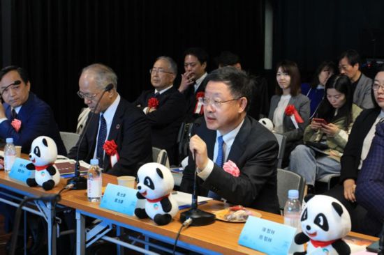 圖為四川省文化和旅游廳廳長(zhǎng)戴允康向日本友人介紹四川旅游資源。（中國(guó)駐東京旅游辦事處供圖）