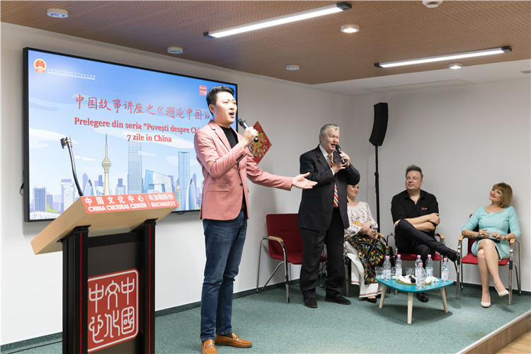 中國(guó)青年男高音歌唱家方瀧與奧爾基·圖爾達(dá)合唱羅語(yǔ)歌曲。布加勒斯特中國(guó)文化中心供圖。