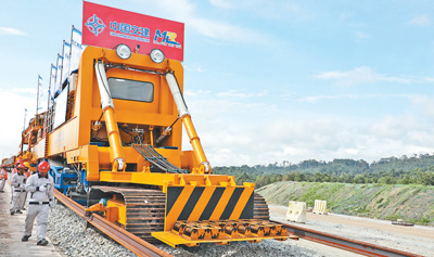 中企承建的馬東鐵項(xiàng)目創(chuàng)造就業(yè)機(jī)會(huì)超過(guò)1.8萬(wàn)個(gè)，合作的當(dāng)?shù)仄髽I(yè)超過(guò)1900家——為促進(jìn)馬來(lái)西亞?wèn)|西海岸互聯(lián)互通貢獻(xiàn)力量（共建“一帶一路”第一現(xiàn)場(chǎng)）