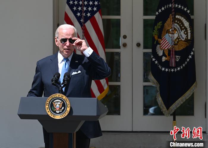 當(dāng)?shù)貢r(shí)間7月30日上午，美國(guó)總統(tǒng)拜登新冠檢測(cè)再次呈陽(yáng)性。他此次沒(méi)有癥狀，但將采取隔離措施。資料圖為拜登7月27日解除隔離后在白宮發(fā)表講話。 <a target='_blank' href='/'><p  align=