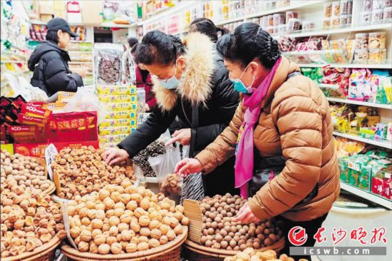 　　在長沙南門口菜市場附近的一家炒貨店內(nèi)，市民正在選購年貨?！　￠L沙晚報全媒體記者 范宏歡 攝