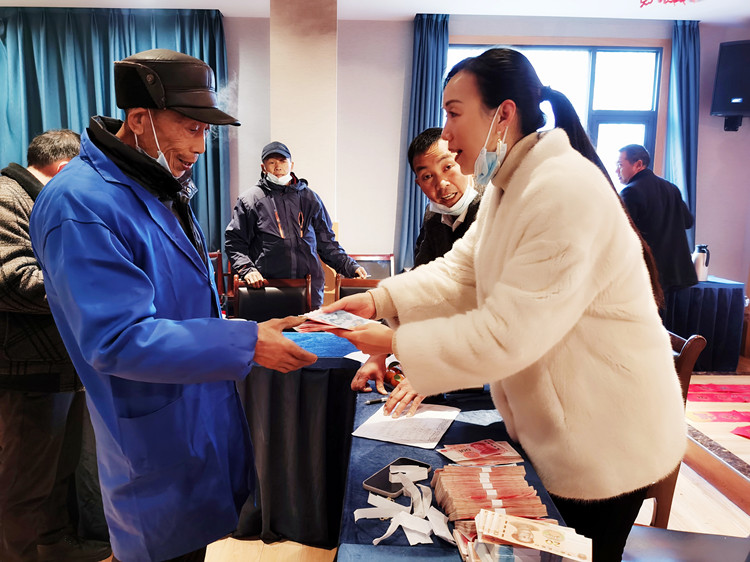 村民領(lǐng)取分紅金。朝天區(qū)融媒體中心供圖