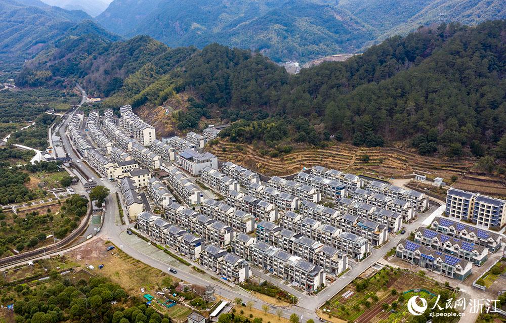 近日，航拍寧波市海曙區(qū)龍觀鄉(xiāng)李岙村屋頂光伏項(xiàng)目。人民網(wǎng) 章勇濤攝