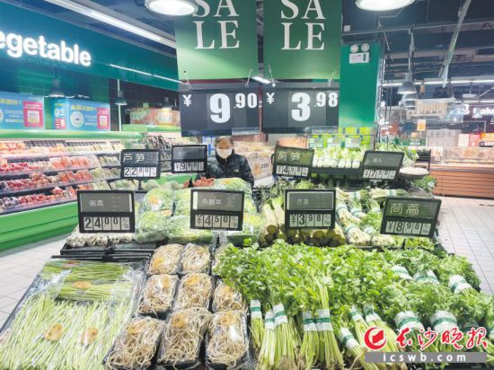 　　家樂福芙蓉廣場店，市民在選購春菜。