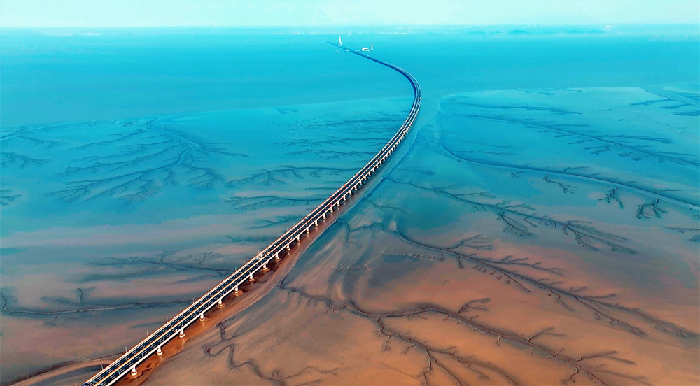 錯落有致的溝壑與灘涂地貌有機(jī)融合，勾勒出形態(tài)各異的“灘涂丹青”。虞昌勝攝