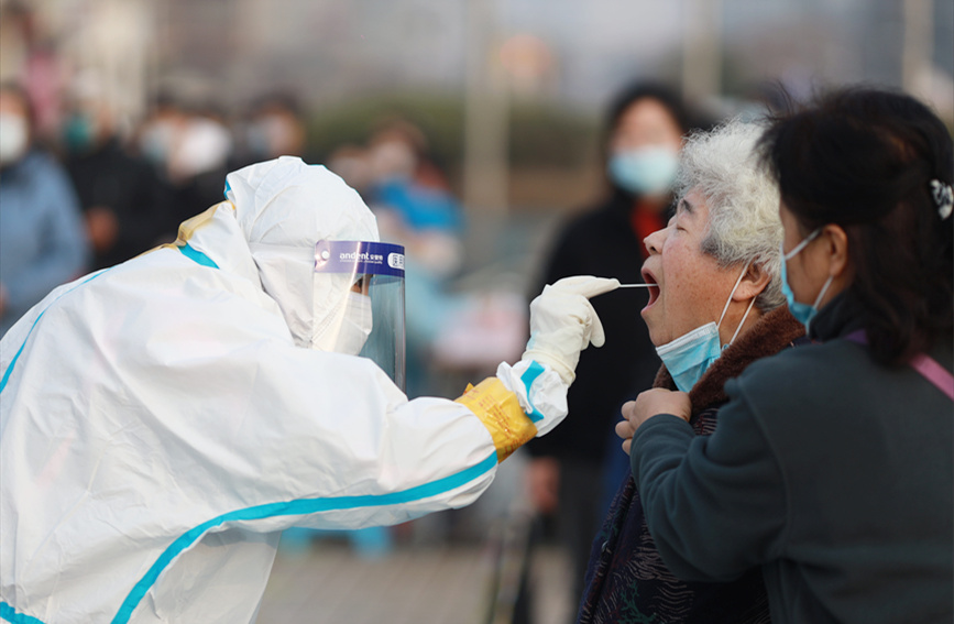 居民在南開區(qū)社區(qū)核酸檢測點進行核酸檢測。王英浩攝