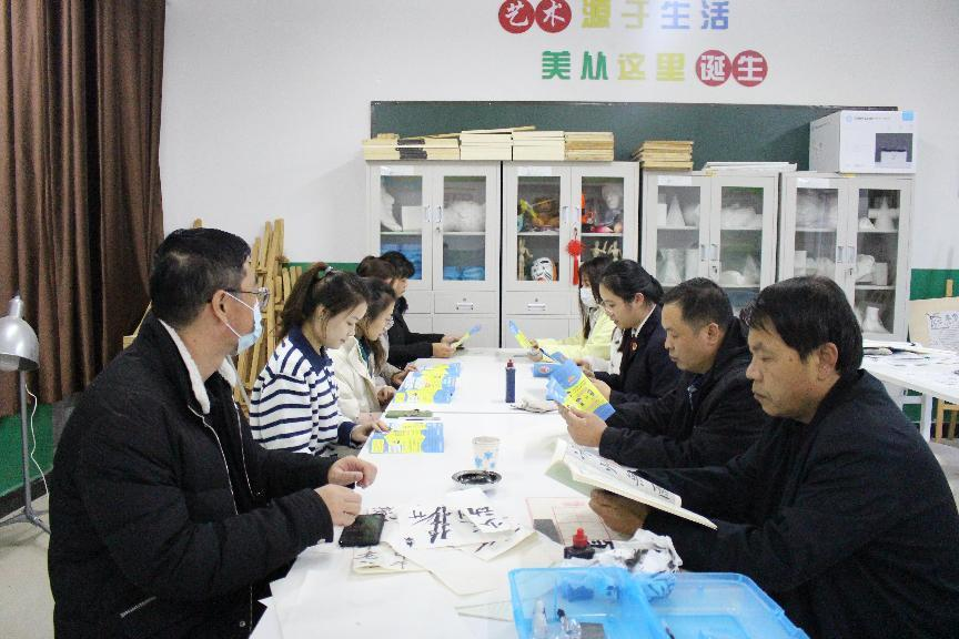 河北省臨西縣人民檢察院未檢檢察官在臨西縣第二小學(xué)為家長(zhǎng)講解家庭教育促進(jìn)法。 孫國(guó)月攝