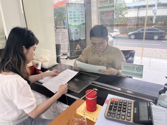 選派對象正在給客戶介紹銀行產(chǎn)品。農(nóng)發(fā)銀行攸縣支行供圖