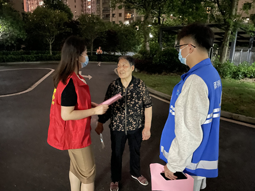 工作人員在小區(qū)進(jìn)行宣傳。受訪單位供圖