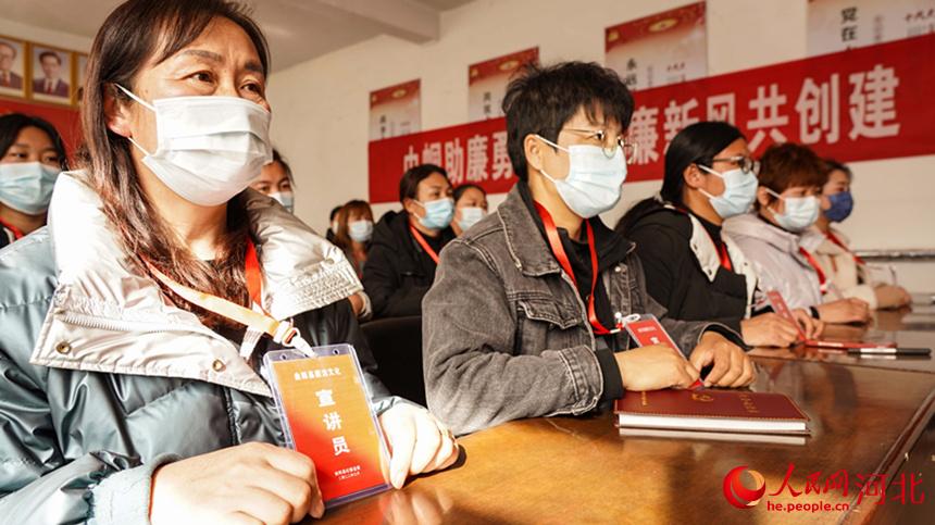 廉潔家風(fēng)宣講員持證上崗。 李揚攝