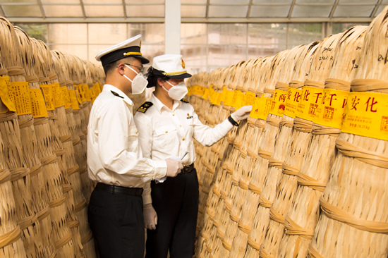 海關工作人員在查看相關貨物。受訪單位供圖