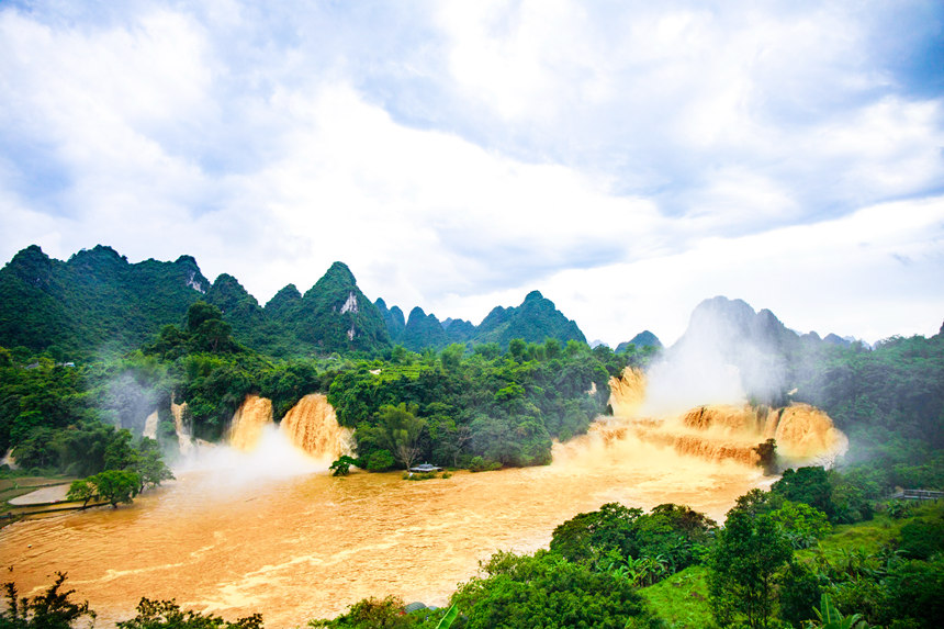 中越德天跨國瀑布水量暴漲成“黃金瀑布”。楊虎旺攝