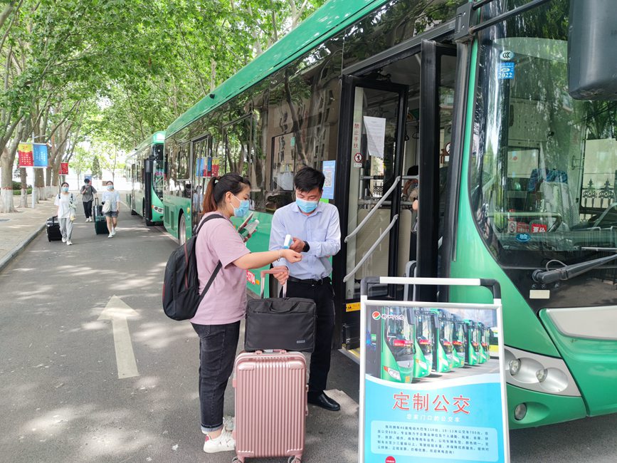 公交車從校園宿舍樓下出發(fā)，直達鄭州火車站和鄭州東站。崔晨攝