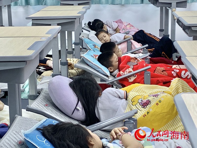 ?？诘诙W(xué)學(xué)生在新式課桌椅上午休。人民網(wǎng) 李浩蓉攝