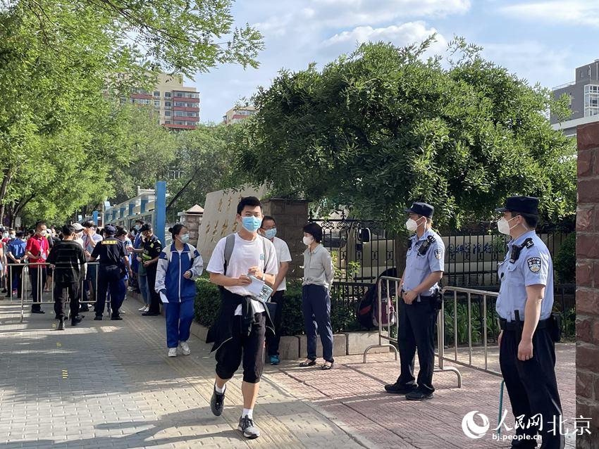 在中關(guān)村中學(xué)考點(diǎn)，考生們有序走入考點(diǎn)。人民網(wǎng) 董兆瑞攝