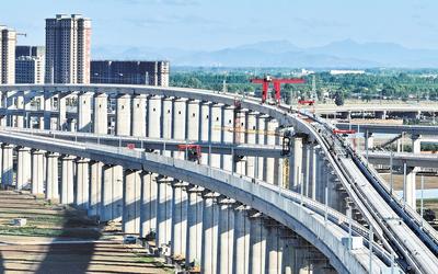 6月7日，工人在唐山市高新技術(shù)開發(fā)區(qū)境內(nèi)的京唐城際鐵路建設(shè)工地施工（無人機照片）。 新華社記者 楊世堯攝