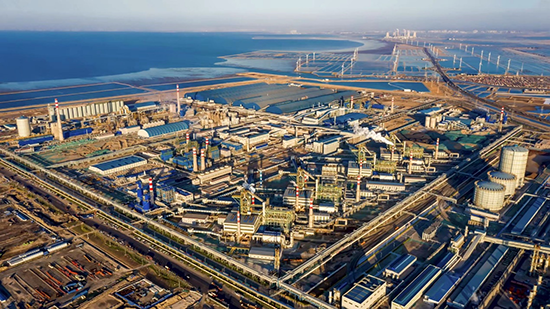 俯瞰豐南區(qū)臨港經(jīng)濟(jì)開發(fā)區(qū)的河北縱橫集團(tuán)豐南鋼鐵有限公司。 李秀清攝