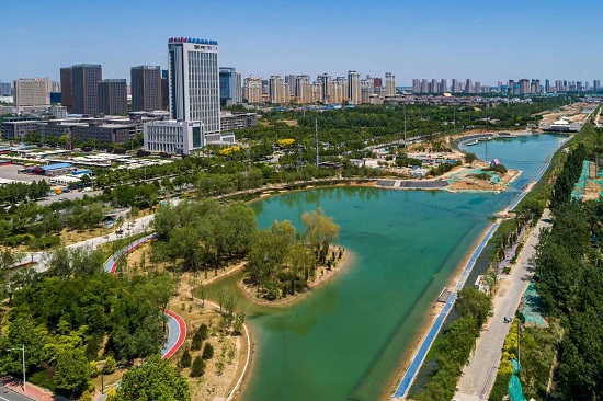 環(huán)城水系中的北湖公園越來(lái)越美。羅大慶攝