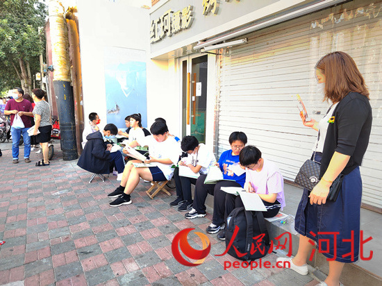 臨進(jìn)考場(chǎng)，考生抓緊時(shí)間再?gòu)?fù)習(xí)一下。人民網(wǎng) 祝龍超攝