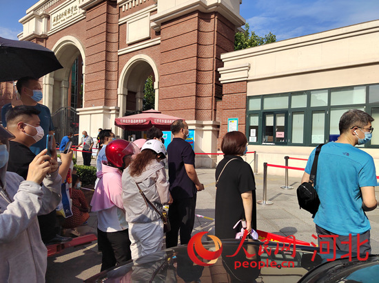 石家莊外國(guó)語(yǔ)學(xué)?？键c(diǎn)外送考的家長(zhǎng)。人民網(wǎng) 祝龍超攝