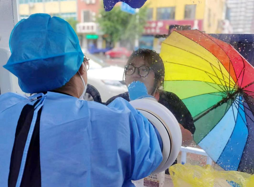 核酸采樣志愿者們上崗。孫金梅攝