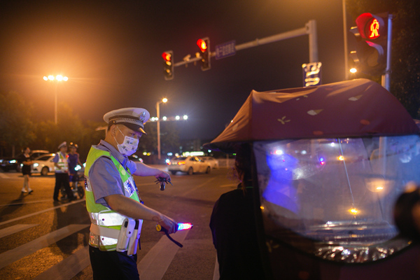 違法加裝電動車遮陽傘也將受到處罰??馒Q 攝