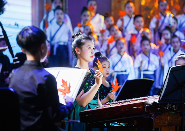 樂(lè)團(tuán)在臺(tái)上演出。單位供圖