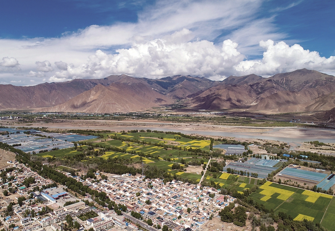 江蘇投入援藏資金支持拉薩開(kāi)展村莊環(huán)境整治、人畜飲水安全等基礎(chǔ)設(shè)施和公共服務(wù)項(xiàng)目建設(shè)，打造“美麗鄉(xiāng)村·幸福家園”。 本報(bào)記者 萬(wàn)程鵬 攝