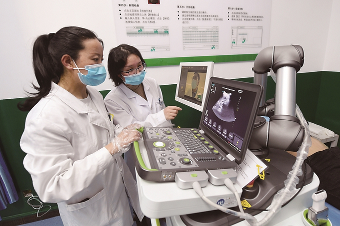 江蘇援藏投資三百萬(wàn)元在林周縣人民醫(yī)院建設(shè)了拉薩市首臺(tái)套遠(yuǎn)程超聲診斷系統(tǒng)。 本報(bào)記者 萬(wàn)程鵬 攝