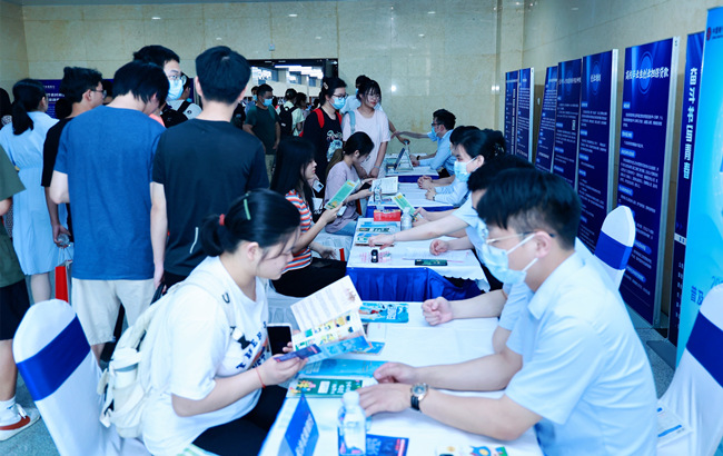 大學生現(xiàn)場咨詢創(chuàng)業(yè)政策。長沙市人社局供圖