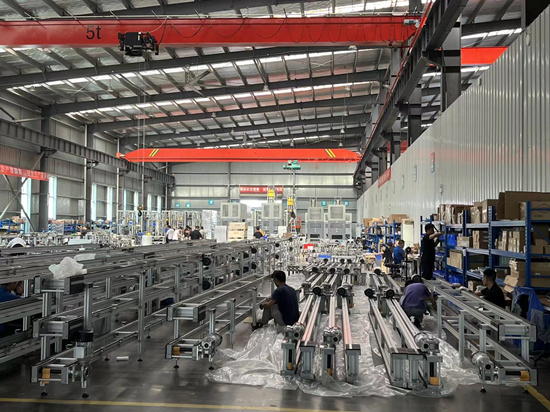 先惠智能裝備生產(chǎn)車間，工人們在忙著組裝設(shè)備。受訪單位供圖