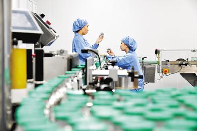 通過加大創(chuàng)新藥物研發(fā)力度，石藥集團(tuán)實現(xiàn)了傳統(tǒng)工業(yè)企業(yè)向創(chuàng)新型企業(yè)轉(zhuǎn)型。（本報資料片）