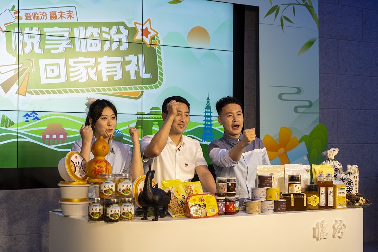 6月3日下午，在臨汾原產(chǎn)地商品體驗(yàn)店，曲沃縣副縣長樊奇選對當(dāng)?shù)氐霓r(nóng)特產(chǎn)品、旅游景點(diǎn)進(jìn)行了推介代言。鄭遠(yuǎn)飛攝