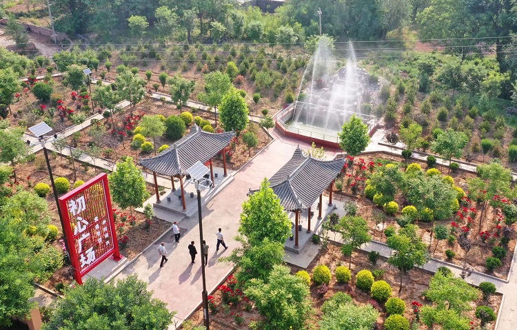 初夏時(shí)節(jié)，襄汾縣鄧莊鎮(zhèn)澗溝村初心廣場內(nèi)一派迷人的鄉(xiāng)村振興新圖景。李現(xiàn)俊攝