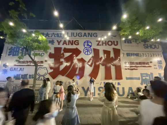 古運(yùn)河畔的皮市街充滿市井氣息。 人民網(wǎng) 張玉峰攝